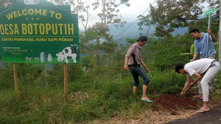 Pemasangan Plang Nama Dusun di Desa Botoputih (Dokumentasi Pribadi, 2022)