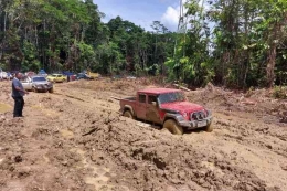 Jalan rusak antara jayapura-Wamena di Papua (Sumber: Kementerian PUPR via Kompas.com) 