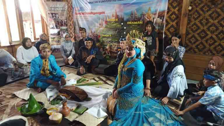 Suatu upacara adat Sunda di Desa Cinunuk yang disaksikan mahasiswa dari  Sumatera yang sedang belajar budaya. Sumber: Radar Bandung
