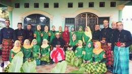 Ini keluarga besar saya di Makassar, saya berdiri paling kanan (foto dok Nur Terbit)