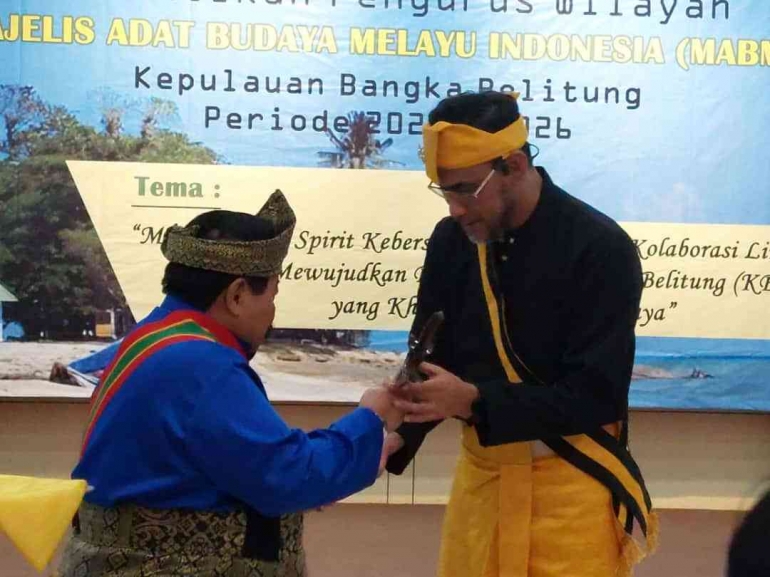 Sultan Palembang yang diwakili Penasehat Agung Kesultanan, Datok Seri Dr H Mgs Ramli Sutanegara saat pemberian gelar adat kepada Dirut PT Timan| Foto: PW/MABMI