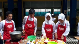 Anak-anak sedang memasak. (Foto: Dokpri)