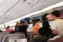 Ilustrasi kabin pesawat dengan kompartemen penyimpanan bagasi kabin.(Dok. Shutterstock/NikomMaelao Production via kompas.com)