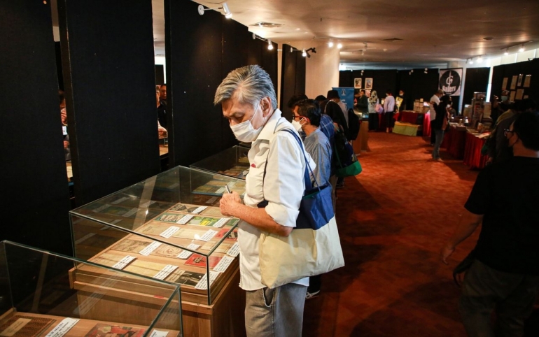 Ilustrasi- Pengunjung menyaksikan buku-buku langka yang dipajang dalam pameran buku dan komik langka di Perpustakaan Nasional RI di Jakarta, Senin (29/8/2022).|KOMPAS/PRIYOMBODO
