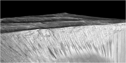 Lereng curam di sisi Kawah Hale (NASA/JPL-Caltech/Univ. of Arizona via Space.com)