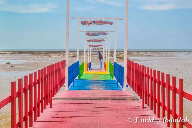 Jembatan pelangi Pantai Kutang, sangat estetik untuk mewarnai beranda Instagram. | Dokumentasi pribadi