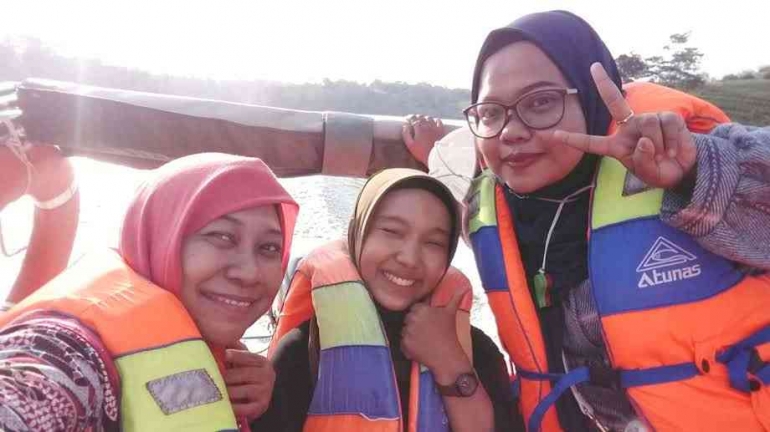 Menikmati speedboat di Bendung Logung Desa Kandangmas (sumber: dok.pri)