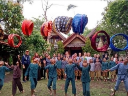 Permainan anak-anak tradisional khas Sunda ini dapat dijumpai di Desa Wisata Saung Ciburial Garut (Ilustrasi: Jadesta Kemenparekraf RI)