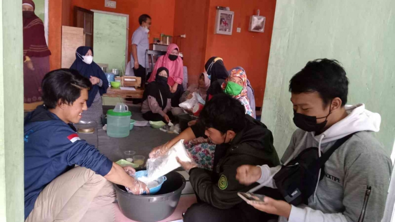 Kegiatan pelatihan pembuatan kerupuk susu. Sumber: Dokumentasi Penulis