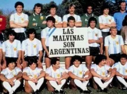 Timnas Argentina di Piala Dunia 1982 berfoto dengan spanduk 