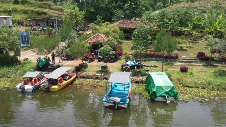 Speedboat dan perahu yang sedang bersandar di tepian Bendung Logung, Kandangmas (Sumber: Jatengprov.go.id)