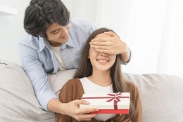 ilustrasi memberi pasangan yang memberi kejuatan hadiah. (Dok. Shutterstock via kompas.com)