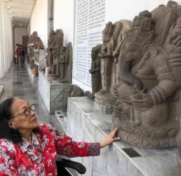 Ibu Edi Sedyawati mengamati arca Ganesha koleksi Museum Nasional (Sumber: WAG Arkeologi UI oleh Ratna Suranti dan Cahyo