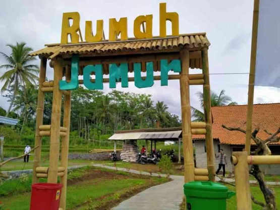 Salah satu usaha di desa wisata kemiri yakni dibangunnya rumah jamur sebagai ciri khas olahan yang lezat, sumber: menaramadinah.com