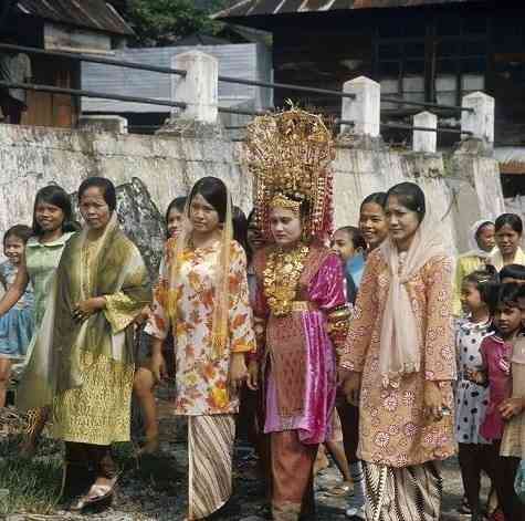 Budaya apa yang dipakai, Minang atau Melayu? [Tropenmuseum]