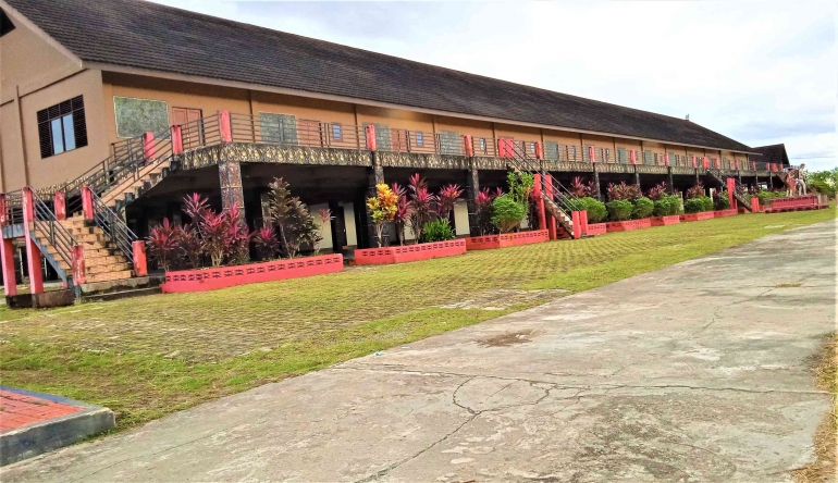 Rumah Panjang Radakng Aya' di Taman Budaya Landak. Di sini berbagai festival digelar (Foto: Lex) 