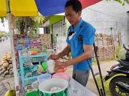 Foto Bapak Faisol ketika bekerja menjual minuman es (Sumber : Dokumen Pribadi)