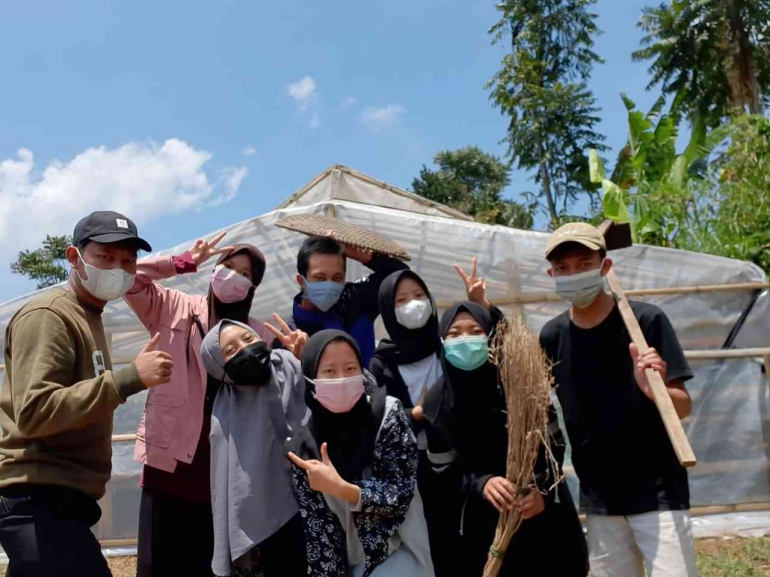 PHP2D HIMAGRIN FPTK UPI Adakan Renovasi Ulang Pada Dry House di Kampung Pasirhuni