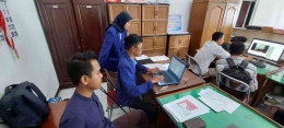 Foto mahasiswa KKN UM ketika mengerjakan tugas di Kantor Desa Sumurup.(dokpri)