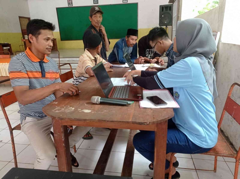 Foto mahasiswa KKN UM ketika membantu pendataan di Balai Desa Sumurup.(dokpri)