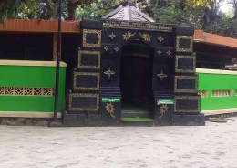 Makam Dewi Nawangsih dan Raden Bagus Rinangku di Desa Kandangmas (Sumber: dok. pri)