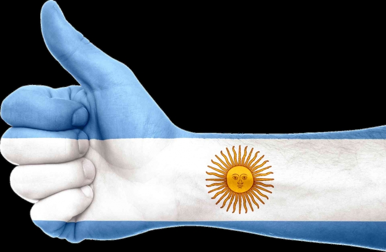 Tangan bergambar bendera Argentina mengacungkan jempol (pixabay.com)