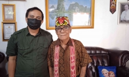 Penulis bersama Vincensius Syaidina Lungkar, Timanggong Binua Landak (Foto: Dokpri) 
