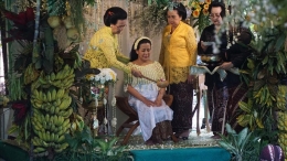 GKR Hemas sedang melakukan upacara tingkeban, atau mitoni, di Pendapa Dalem Kilen, Keraton Yogyakarta, Yogyakarta, Selasa (18/6/2019). (KOMPAS/NINO CITRA ANUGRAHANTO)