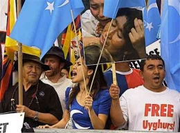 Orang-orang Uyghur melakukan aksi protes di depan Perserikatan Bangsa-bangsa (PBB) di New York. | Sumber:  SFT HQ/eurasiantimes.com