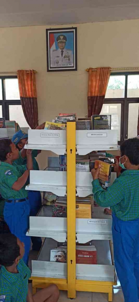 Laporan Outing Class ke Perpustakaan Daerah dan Ziarah ke Makam Pahlawan Rembang
