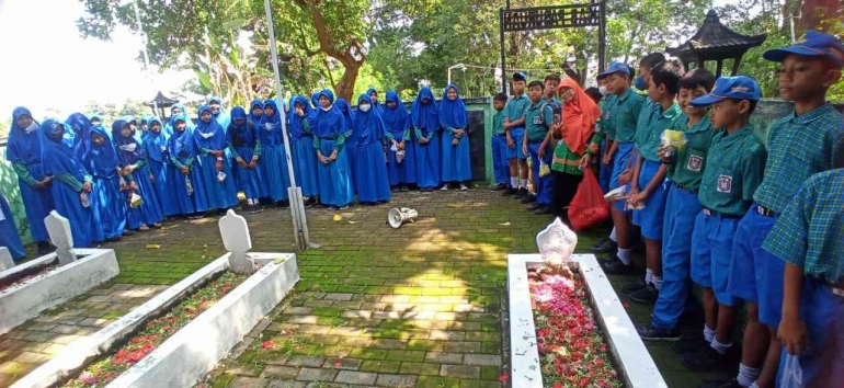 Laporan Outing Class ke Perpustakaan Daerah dan Ziarah ke Makam Pahlawan Rembang