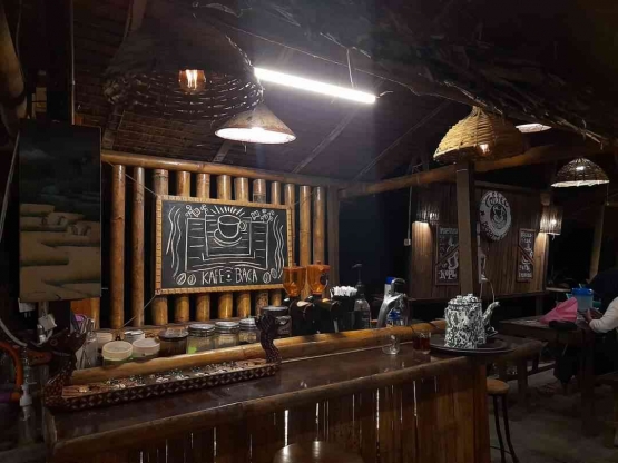 Suasananya Kafe Baca tenang bikin rileks (foto: Irwan)