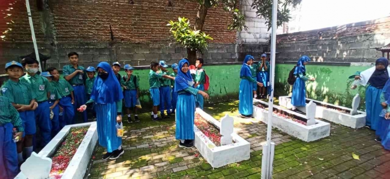 Laporan Outing Class ke Perpustakaan Daerah dan Ziarah ke Makam Pahlawan Rembang
