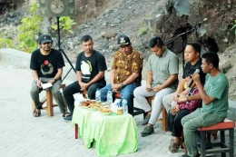 Sarif Robo, Dua dari kiri bersama beberapa tokoh Akademis, politisi dan Unsur Pemerintah (Dok. Asgar Saleh)