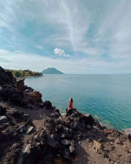 Batu angus angun dengan latar Pulau Hiri (sumber: @Barondamalukuofficial)