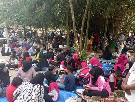 sarapan sambil lesehan di Pasar Kamu (foto:venusgazer)