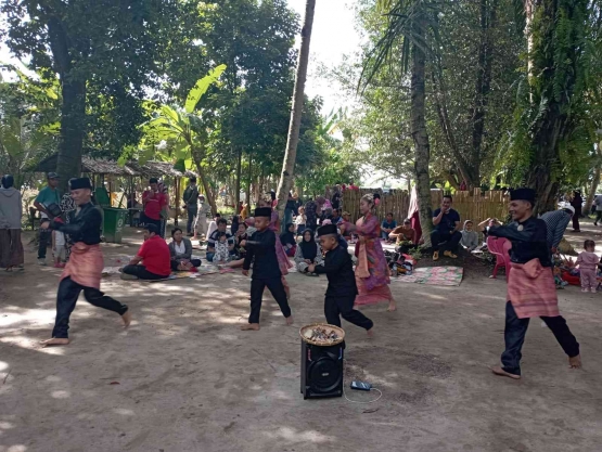 Hiburan di Pasar Kamu (foto:venusgazer)