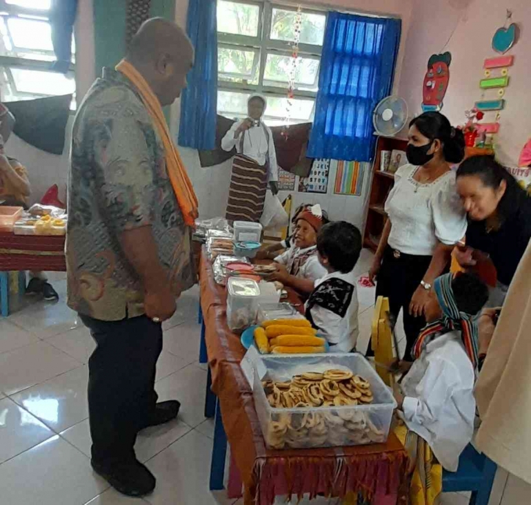 Kadis PPO Kota Kupang, Camat Maulafa, para pengawas membeli produk buatan siswa, guru dan orangtua TKK Canossa (dok pribadi)