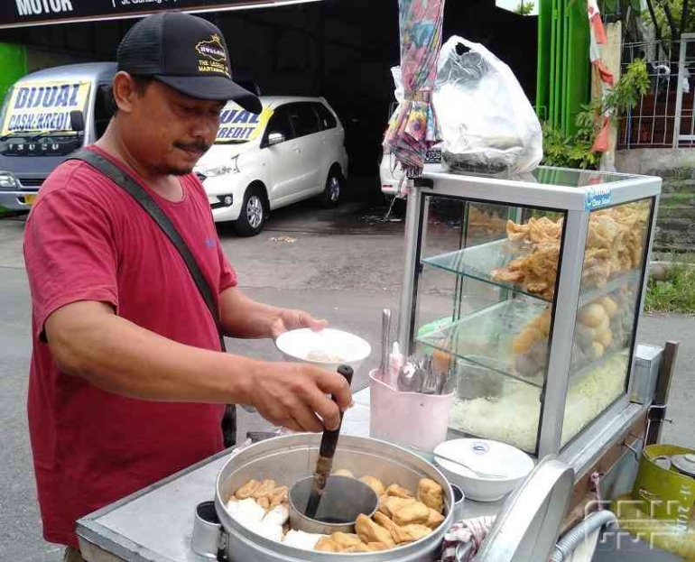 Penjual bakso, sumber gambar : Cendana News