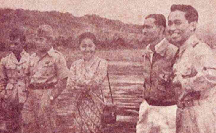 Halim Perdanakusuma (paling kiri) di Lapangan Gadut, Agam, Sumbar, 1947.
