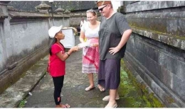 Gadis Kecil Yang Menawarkan Dagangan Kepada Wisatawan Asing | Sumber Hipwee