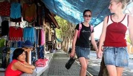 Penjual Yang Menawarkan Dagangan Ke Wisatawan Asing | Sumber Okezone Travel