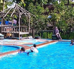 Kolam renang di taman wisata Kalikerto (dokpri) 