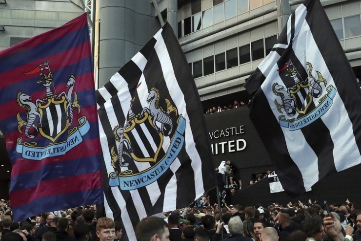 Suporter merayakan saat Newcastle United dibeli oleh PIF (Public Investment Fund), konsorsium Arab Saudi. Newcastle dibeli PIF pada Kamis (7/10/2021), di tengah isu pelanggaran HAM oleh Pangeran Mohammed bin Salman yang mengetuai badan tersebut. (Foto: AP PHOTO/SCOTT HEPPELL via kompas.com)