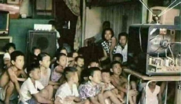 Ilustrasi anak-anak menonton televisi pada zaman dahulu. (Foto Facebook.com/Backpacker Nusantara)