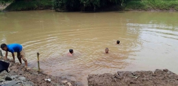 Dengan senang hati anak-anak bermain di sungai (sumber gambar : Hamim Thohari Majdi)