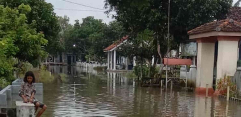 Suasana banjir, anak-anak bermain dengan senang (sumber gamabr : Hamim Thohari Majdi)