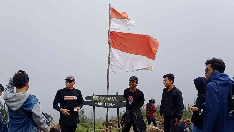 Keterangan foto: Para pendaki saat bercengkrama di Puncak Puthuk Gragal, Mojokerto, Jawa Timur. Foto: Sofiah.