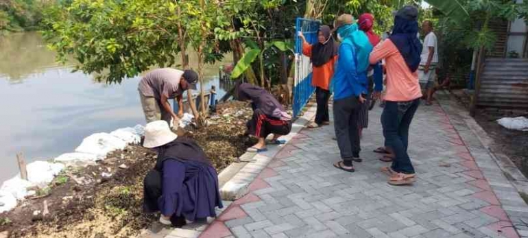 Pembibitan di sekitar bantaran