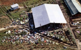 Ratusan mayat bergelimpangan (Foto: David Hume Kennerly/Getty Images via History.com)